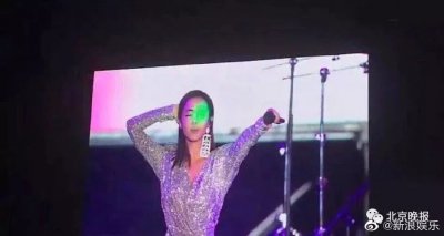 蔡依林演出时被激光笔直射,一直照眼睛!粉丝大怒:会瞎的!