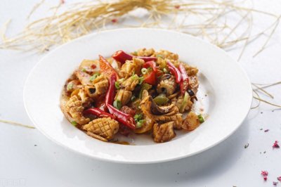 炒鱿鱼,只焯水是不够的,多加这一步,鲜香脆爽有嚼劲,还没腥味