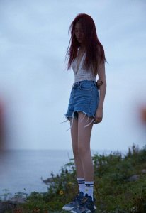 ​24岁关晓彤生日照太美！穿短裤大长腿太抢镜，新片还要搭档姜文