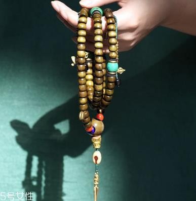 金丝楠木手串变黑了怎么办 让金丝楠木恢复光彩 金丝楠木手串变黑了怎么办 让金丝楠木恢复光彩