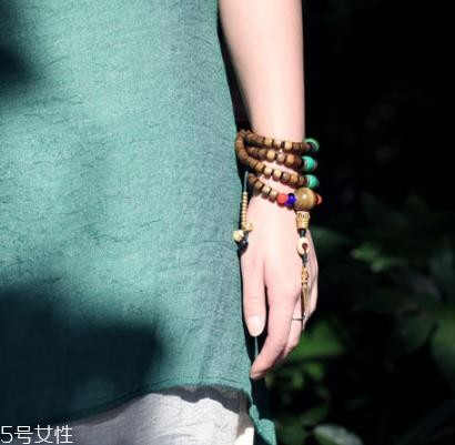 金丝楠木手串变黑了怎么办 让金丝楠木恢复光彩 金丝楠木手串变黑了怎么办 让金丝楠木恢复光彩