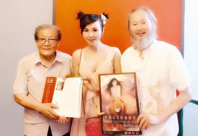 ​父女艺术大尺度合作惹争议 画家让女儿当裸体模特引热议