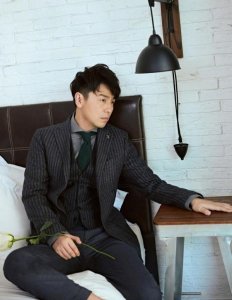 ​雷佳音评价易烊千玺“特别普通”，他连用两个反问为千玺鸣不平