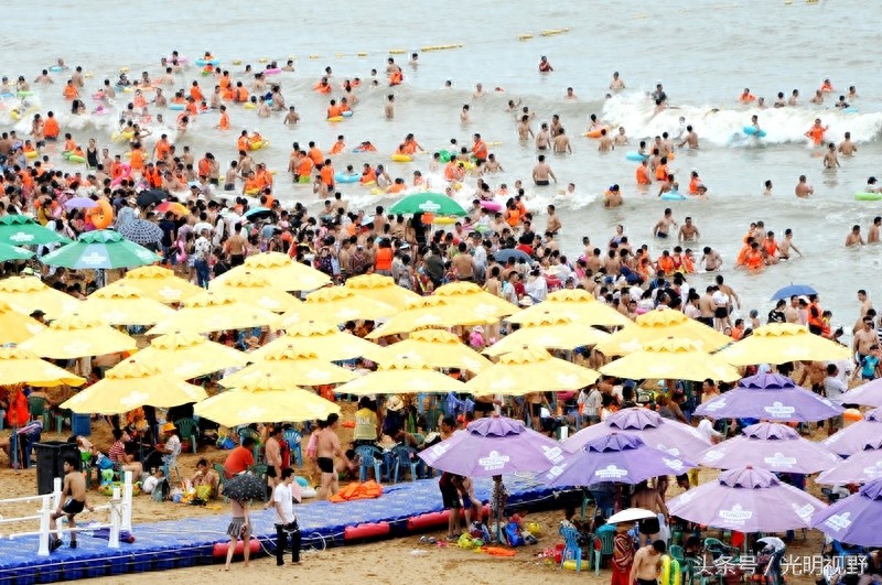 江苏连云港：海滨浴场人气爆棚游客无处下脚，大海变“人海”！