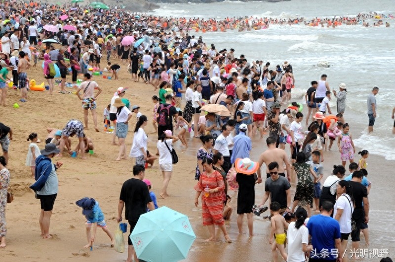 江苏连云港：海滨浴场人气爆棚游客无处下脚，大海变“人海”！