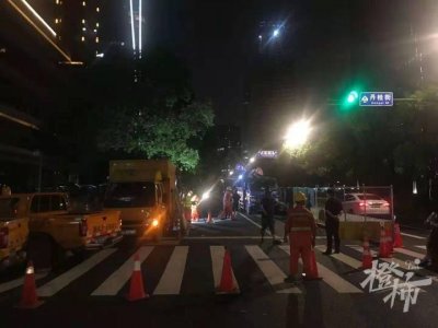 杭州丹桂路四季路口地面坍塌,疑似污水管破裂导致