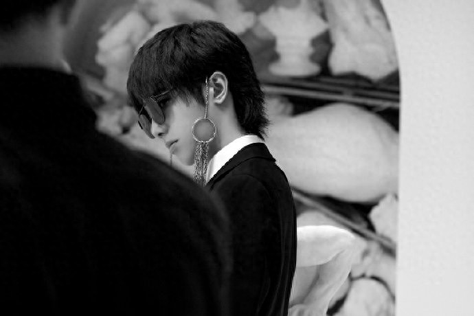 华晨宇写真大片，矜贵又帅气，每一张都要细品