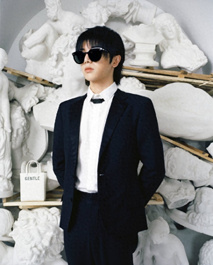 华晨宇写真大片，矜贵又帅气，每一张都要细品