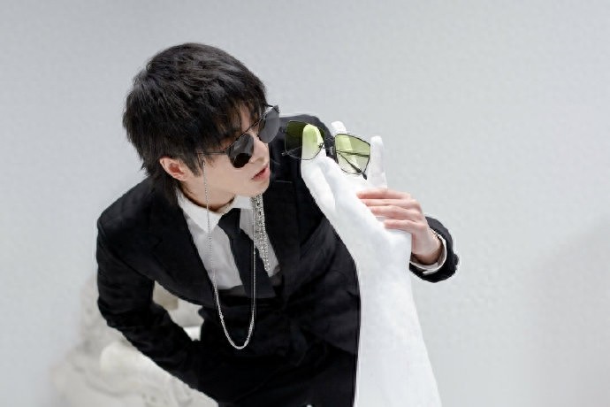 华晨宇写真大片，矜贵又帅气，每一张都要细品