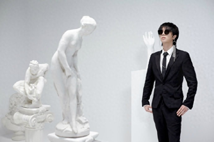 华晨宇写真大片，矜贵又帅气，每一张都要细品