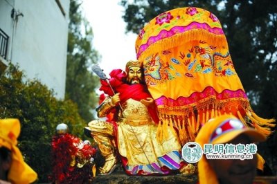 昆明晋宁三月十三 上万游客赶庙会吃米线