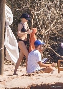 达科塔·约翰逊和男友Chris Martin现身墨西哥某海滩度假