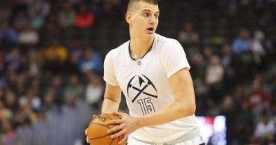 ​一个大中锋赛季5次3双，上一个这么屌的中锋叫做朗多