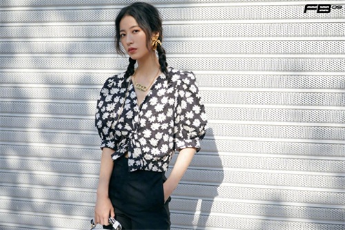 周雨彤 碎花深v上衣写真图片