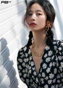 ​周雨彤 碎花深v上衣写真图片