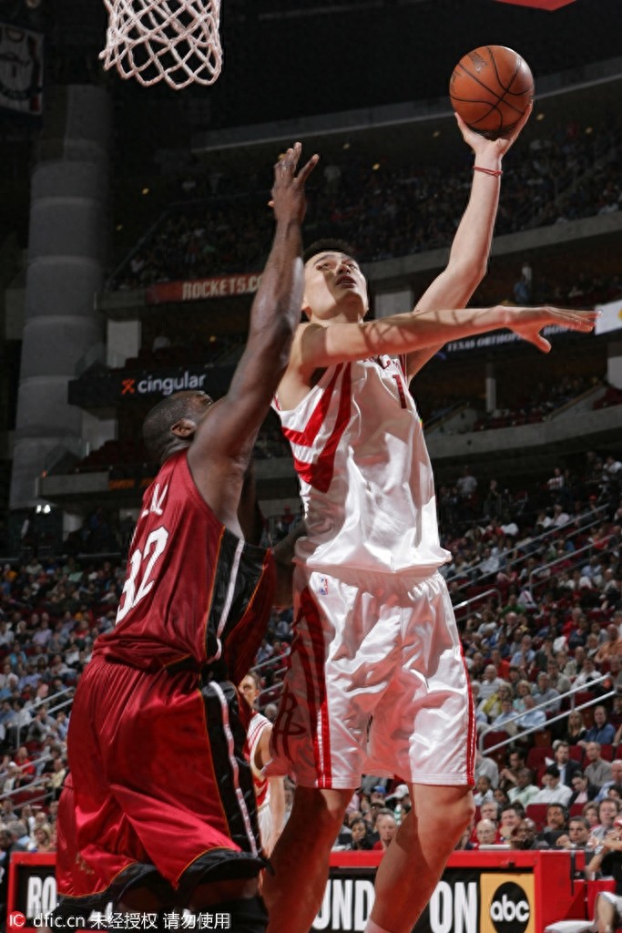 姚明奥尼尔入选名人堂 重温经典“姚鲨大战”