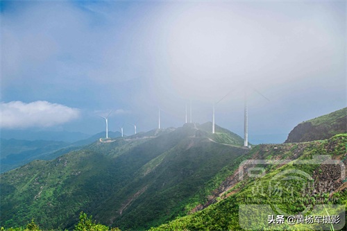 江西于都县屏山牧场的绵延草甸风光，蓝天白云百态千姿景色美如画