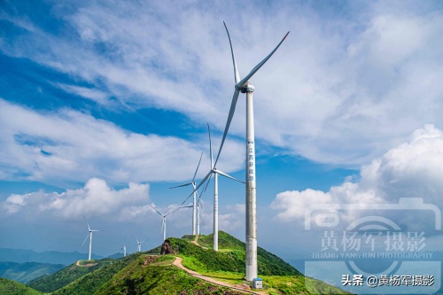江西于都县屏山牧场的绵延草甸风光，蓝天白云百态千姿景色美如画