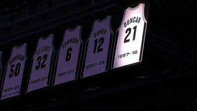 NBA球星邓肯:忘掉前妻背叛,娇妻瓦妮莎给他生娃,身材消瘦显老