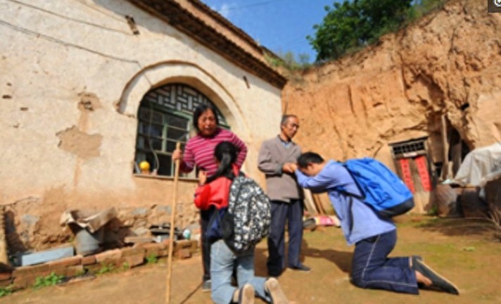 10张剐心催泪的照片,不是我想哭,只是眼泪止不住