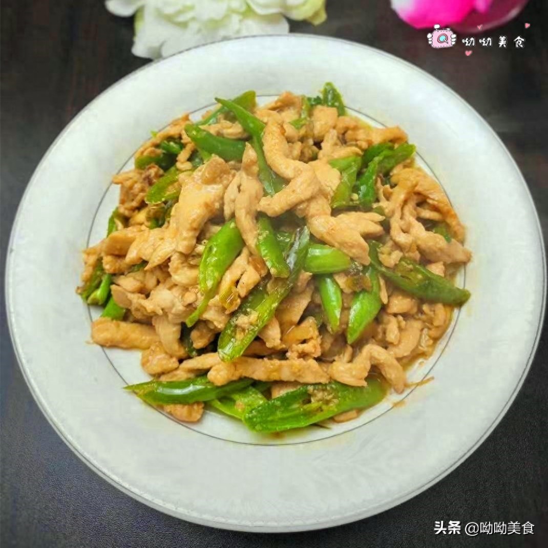 最最接地气的做法，线椒炒鸡丝，滑滑嫩嫩，辣的直想掉眼泪