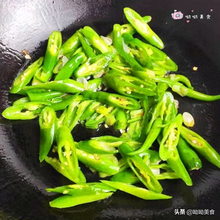 最最接地气的做法，线椒炒鸡丝，滑滑嫩嫩，辣的直想掉眼泪