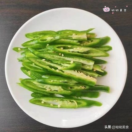 最最接地气的做法，线椒炒鸡丝，滑滑嫩嫩，辣的直想掉眼泪