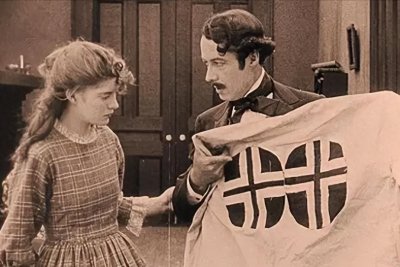 在西方电影传播过程中,意识形态有何特点?